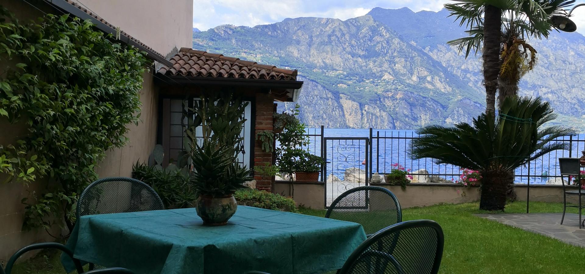 Appartamento al pianterreno con giardino vista lago